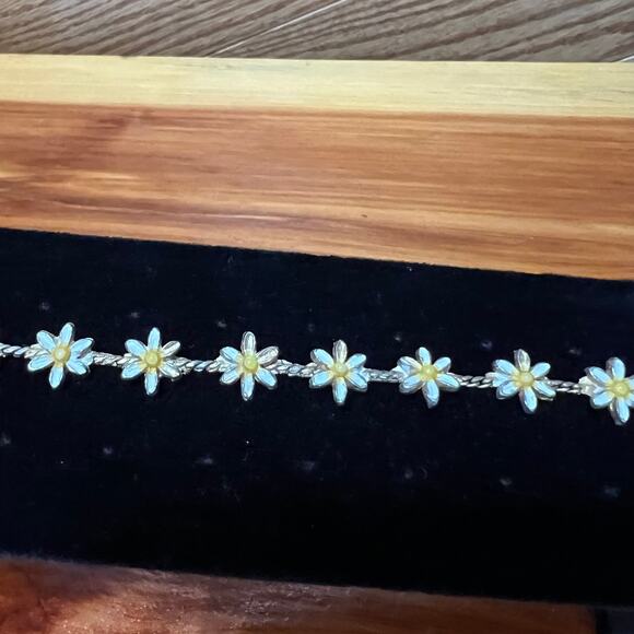 Vintage Delicate Silver Tone Painted White Daisy Floral Tennis Bracelet Extender - Picture 6 of 9